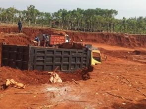 Di Balik Tambang Tanah Merah di Kerek-Tuban: Minim Mekanisasi, Legal atau Liar