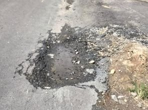 Baru Seumur Jagung Jalan Aspal di Selogabus Tuban Rusak Parah, Kualitas Dipertanyakan