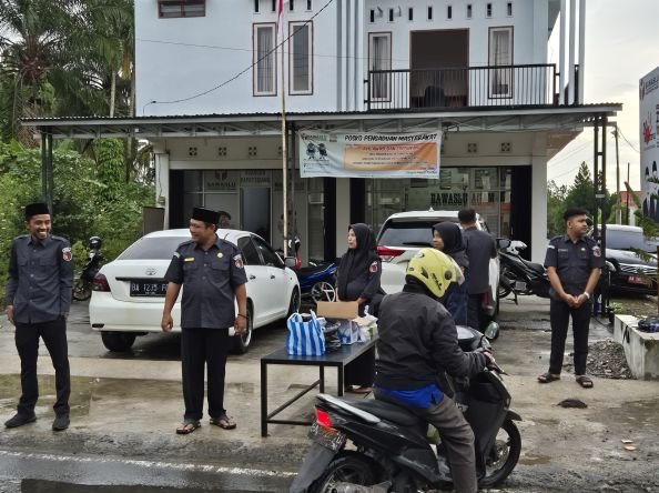 Bawaslu Agam Berbagi Takjil untuk Masyarakat