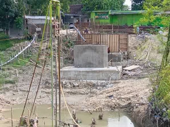 Parah! Proyek Jembatan BKKD Desa Semen Pinggir Bojonegoro Molor dan Progres Masih di Bawah 50 Persen