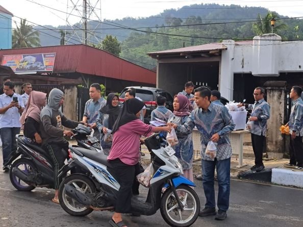 Bawaslu Solok Selatan Turun ke Jalan, Bagikan Ratusan Paket Takjil Gratis